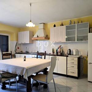 ISTRA, LABIN - Kamena kuća s prostranom okućnicom u blizini mora