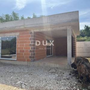 ISTRA, LABIN - Kućica u šumi (roh-bau), nadomak Labina, 152m2