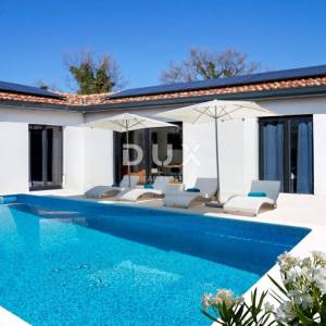 ISTRA, MARČANA - Kuća s bazenom na rubu naselja