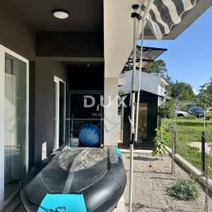ISTRA, PLOMIN LUKA - Apartman prvi red do mora SNIŽENO!