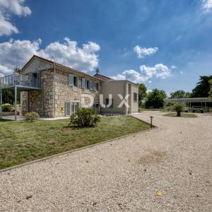 ISTRA, POREČ - Kamena vila na rubu naselja