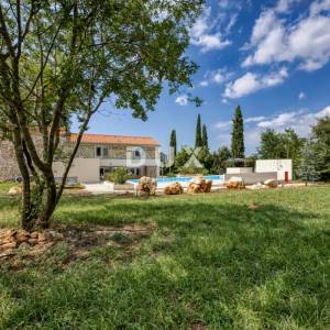 ISTRA, POREČ - Kamena vila na rubu naselja