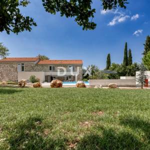 ISTRA, POREČ - Kamena vila na rubu naselja