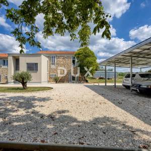ISTRA, POREČ - Kamena vila na rubu naselja