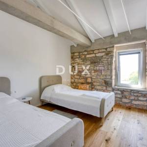 ISTRA, POREČ - Kamena vila na rubu naselja