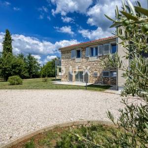 ISTRA, POREČ - Kamena vila na rubu naselja