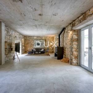 ISTRA, POREČ - Kamena vila na rubu naselja