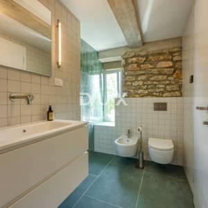ISTRA, POREČ - Kamena vila na rubu naselja