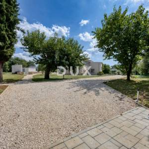 ISTRA, POREČ - Kamena vila na rubu naselja