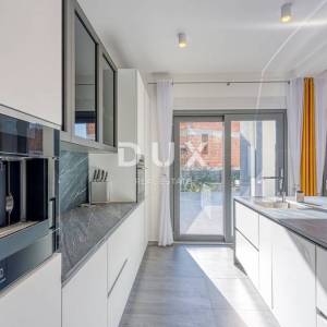 ISTRA, POREČ - Luksuzna dvojna kuća s bazenom, saunom i jacuzzijem, 260m2