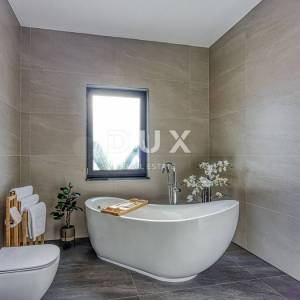 ISTRA, POREČ - Luksuzna dvojna kuća s bazenom, saunom i jacuzzijem, 260m2