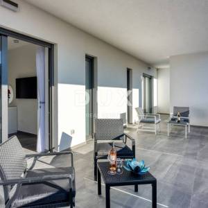 ISTRA, POREČ - Luksuzna dvojna kuća s bazenom, saunom i jacuzzijem, 260m2