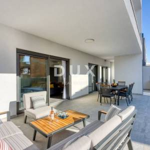 ISTRA, POREČ - Luksuzna dvojna kuća s bazenom, saunom i jacuzzijem, 260m2