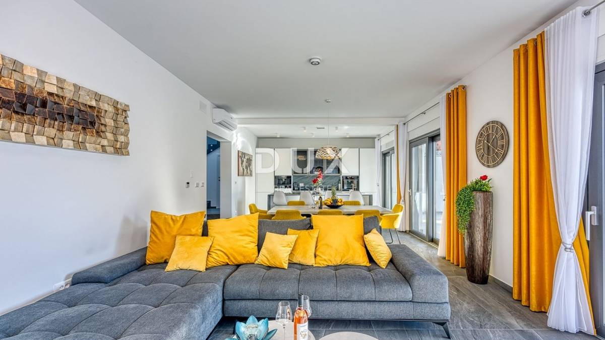 ISTRA, POREČ - Luksuzna dvojna kuća s bazenom, saunom i jacuzzijem, 260m2