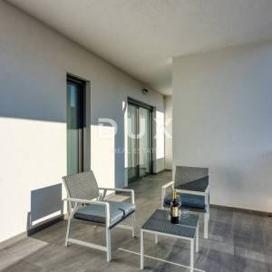ISTRA, POREČ - Luksuzna dvojna kuća s bazenom, saunom i jacuzzijem, 260m2