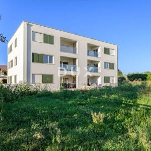 ISTRA, POREČ - Trosobni stan na prvome katu blizu mora