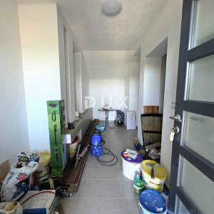 ISTRA, PULA – Moderna obiteljska kuća s bazenom i tri stambene jedinice