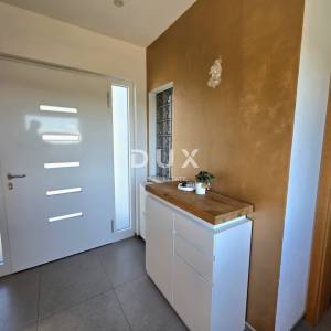 ISTRA, PULA – Moderna obiteljska kuća s bazenom i tri stambene jedinice