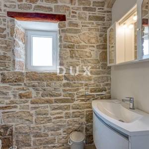 ISTRA, SVETI LOVREČ - Kamena kuća s bazenom