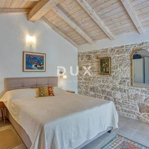 ISTRA, SVETI LOVREČ - Kamena kuća s bazenom