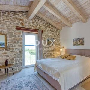 ISTRA, SVETI LOVREČ - Kamena kuća s bazenom