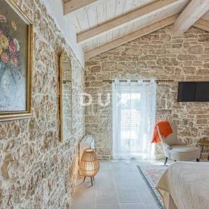 ISTRA, SVETI LOVREČ - Kamena kuća s bazenom