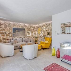 ISTRA, SVETI LOVREČ - Kamena kuća s bazenom
