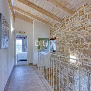 ISTRA, SVETI LOVREČ - Kamena kuća s bazenom