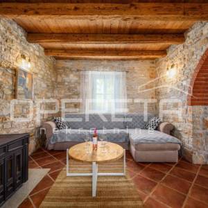 ISTRA, SVETI LOVREČ - Kamena kuća s bazenom