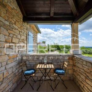 ISTRA, SVETI LOVREČ - Kamena kuća s bazenom