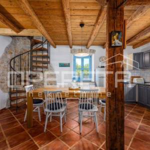 ISTRA, SVETI LOVREČ - Kamena kuća s bazenom