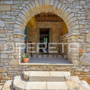 ISTRA, SVETI LOVREČ - Kamena kuća s bazenom