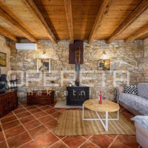 ISTRA, SVETI LOVREČ - Kamena kuća s bazenom