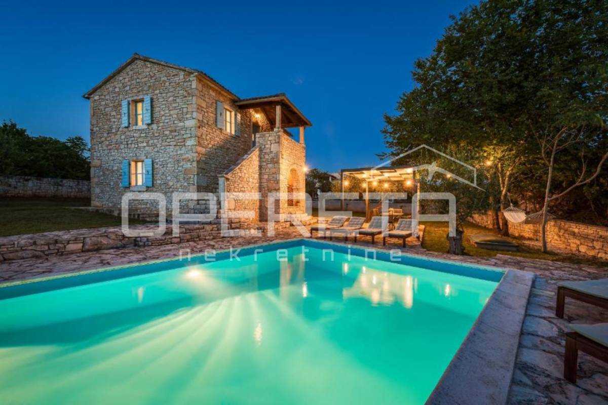 ISTRA, SVETI LOVREČ - Kamena kuća s bazenom