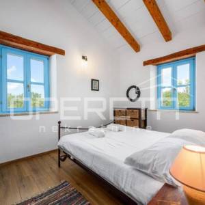 ISTRA, SVETI LOVREČ - Kamena kuća s bazenom