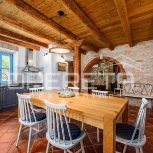 ISTRA, SVETI LOVREČ - Kamena kuća s bazenom