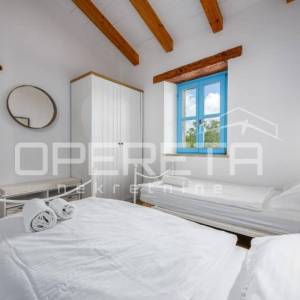 ISTRA, SVETI LOVREČ - Kamena kuća s bazenom