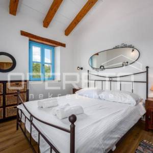 ISTRA, SVETI LOVREČ - Kamena kuća s bazenom