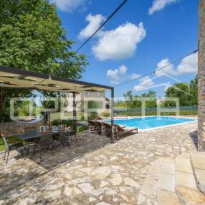 ISTRA, SVETI LOVREČ - Kamena kuća s bazenom