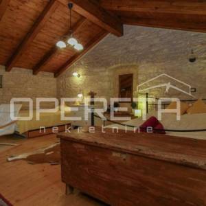 Istra, Svetvinčenat okolica-istarska kamena kuća s bazenom