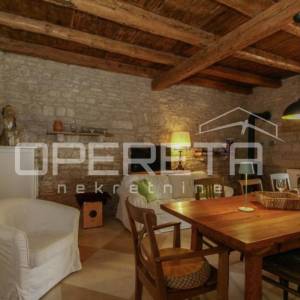 Istra, Svetvinčenat okolica-istarska kamena kuća s bazenom