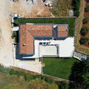 ISTRA, VIŠNJAN - Kuća s bazenom na rubu naselja