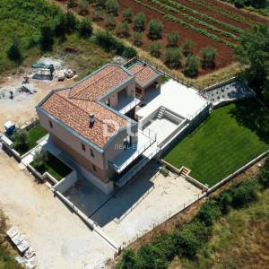 ISTRA, VIŠNJAN - Kuća s bazenom na rubu naselja