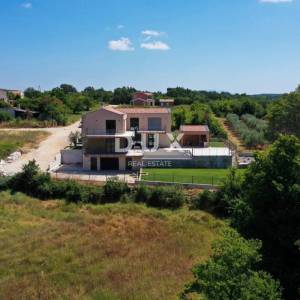ISTRA, VIŠNJAN - Kuća s bazenom na rubu naselja