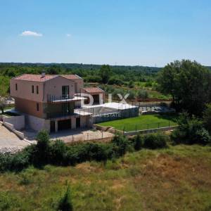 ISTRA, VIŠNJAN - Kuća s bazenom na rubu naselja