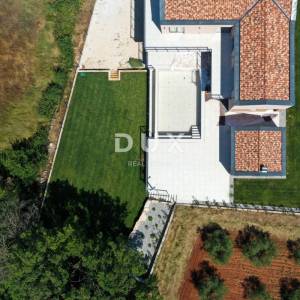 ISTRA, VIŠNJAN - Kuća s bazenom na rubu naselja