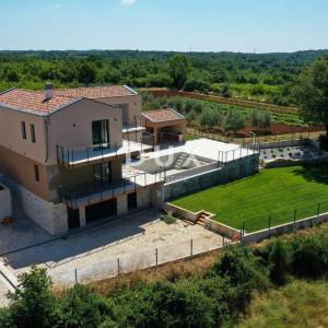 ISTRA, VIŠNJAN - Kuća s bazenom na rubu naselja