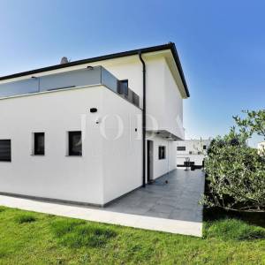 IZUZETNA PRILIKA! Moderna villa s pogledom na more