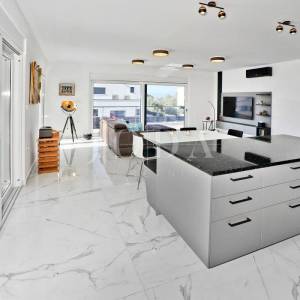 IZUZETNA PRILIKA! Moderna villa s pogledom na more