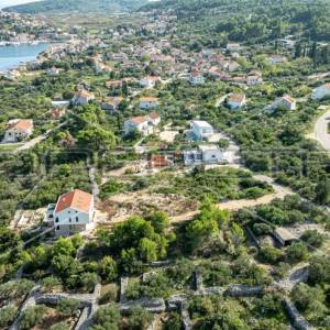 Izvanredno građevinsko zemljište u Lumbardi: Savršeno za miran boravak i investi